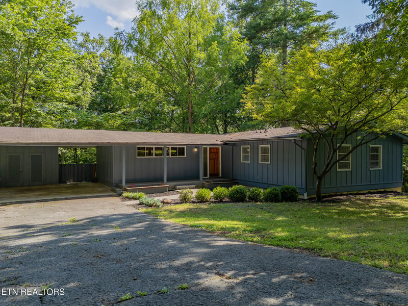 909 W Outer Dr, Oak Ridge, TN 37830