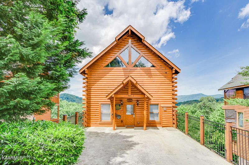 910 Black Bear Cub Way, Sevierville, TN 37862