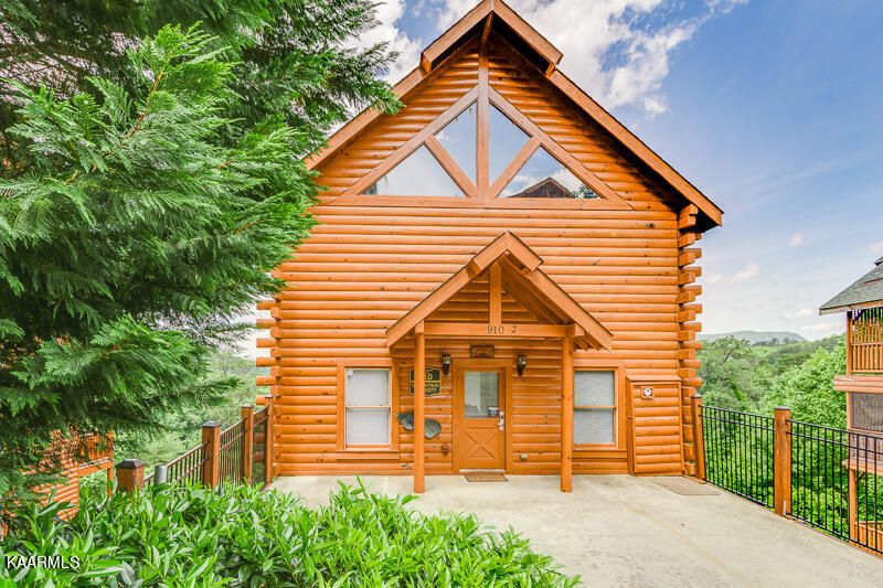 910 Black Bear Cub Way, Sevierville, TN 37862