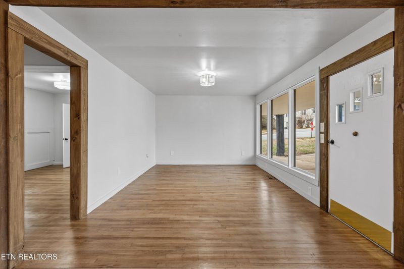910 E 2nd Ave, Lenoir City, TN 37771