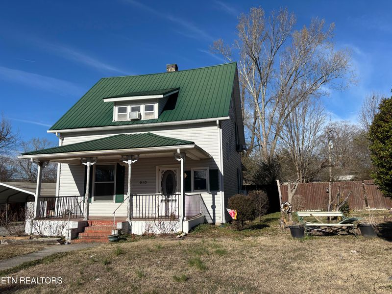 910 Georgia Ave, Etowah, TN 37331