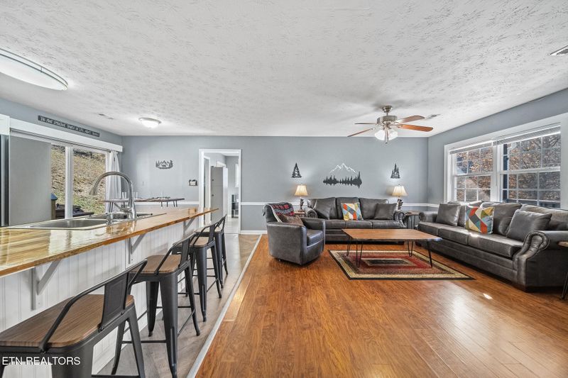 910 Hill Hollow Dr, Sevierville, TN 37876