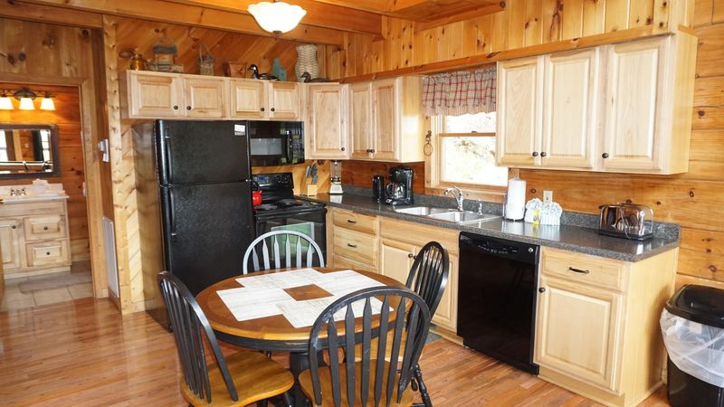 910 Laurel Lick Rd, Sevierville, TN 37863