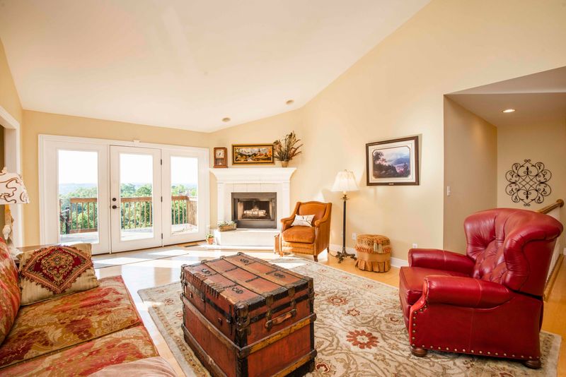 910 Point Harbour Dr, Lenoir City, TN 37772