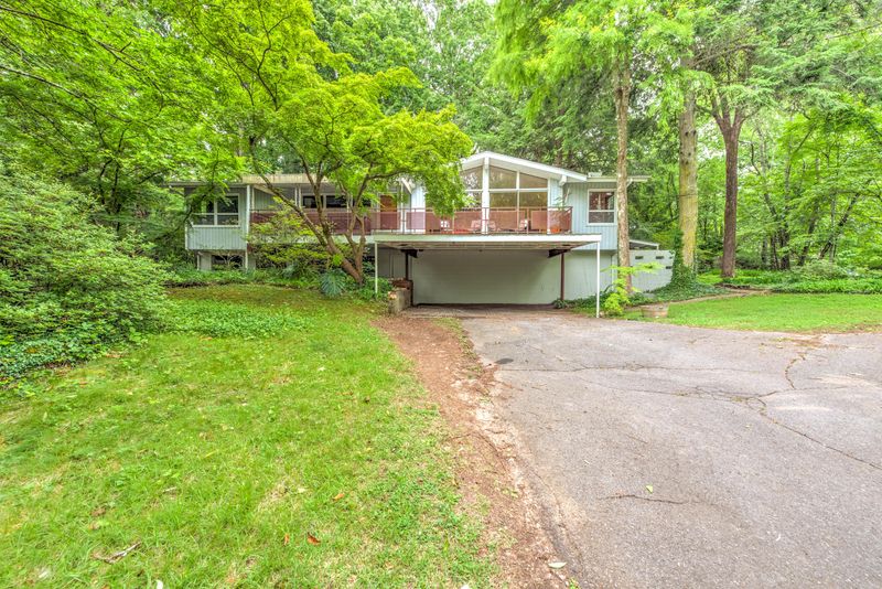 910 W Outer Dr, Oak Ridge, TN 37830