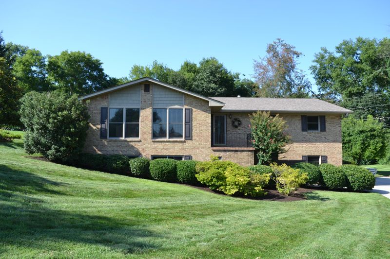 910 Windemere Cir, Maryville, TN 37804