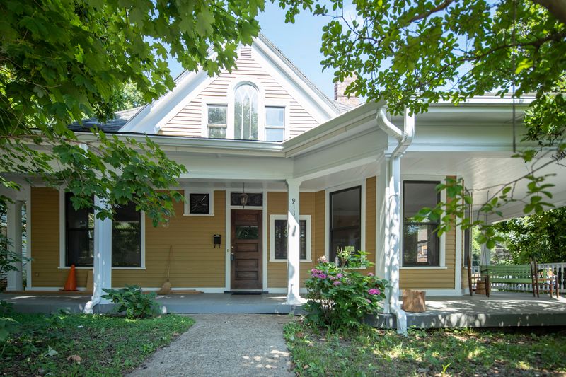 911 Irwin St, Knoxville, TN 37917