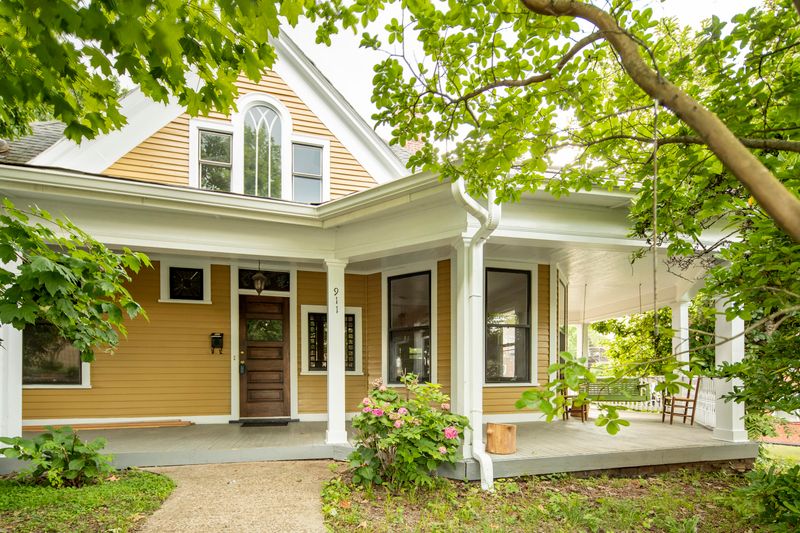 911 Irwin St, Knoxville, TN 37917