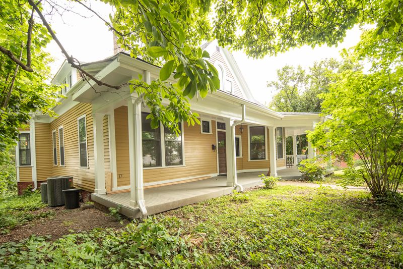 911 Irwin St, Knoxville, TN 37917