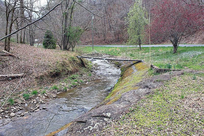911 Laurel Lick Rd, Pigeon Forge, TN 37863