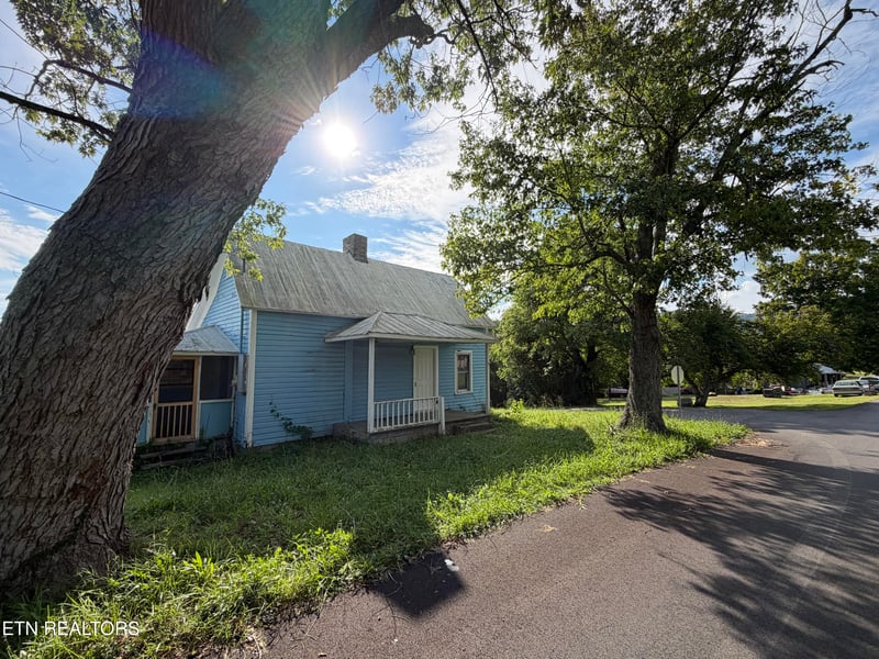 911 Loop Rd, Lafollette, TN 37766