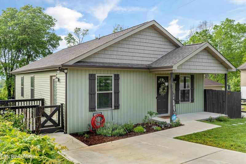 911 Loy St, Clinton, TN 37716