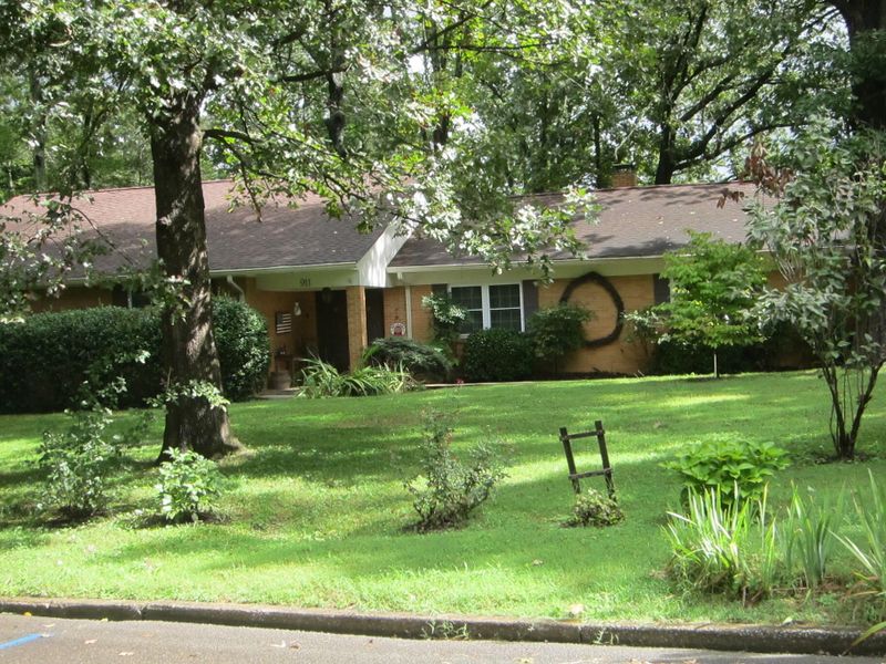 911 Pinecrest Dr, Athens, TN 37303