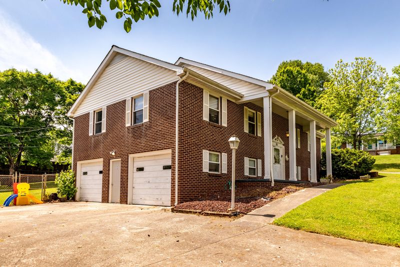 911 Runnymede Cir, Maryville, TN 37804