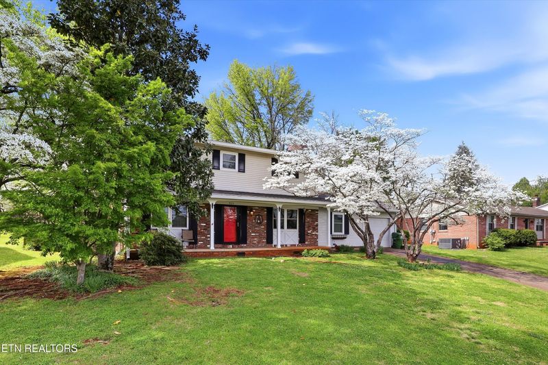 911 Willow Dr, Maryville, TN 37803