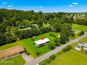 912 Bud Ln, Pigeon Forge, TN 37863