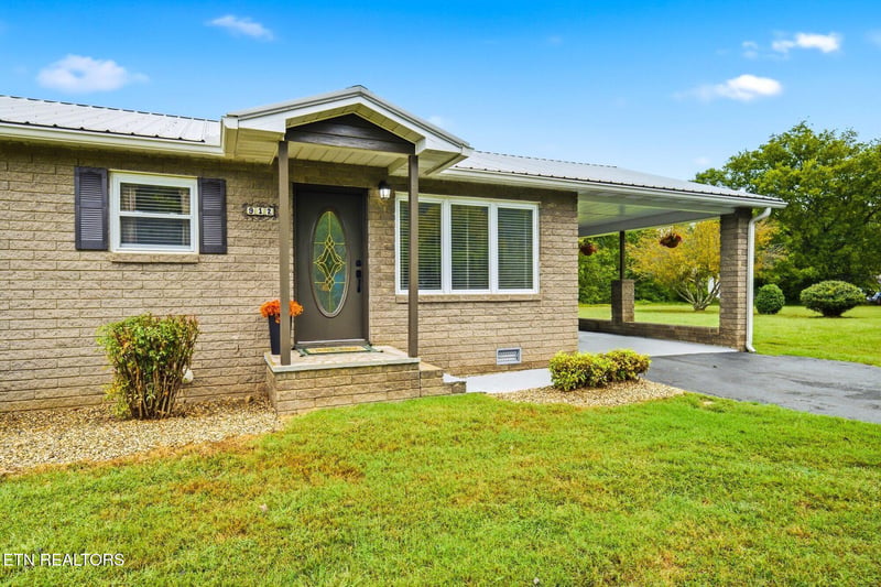 912 Bud Ln, Pigeon Forge, TN 37863