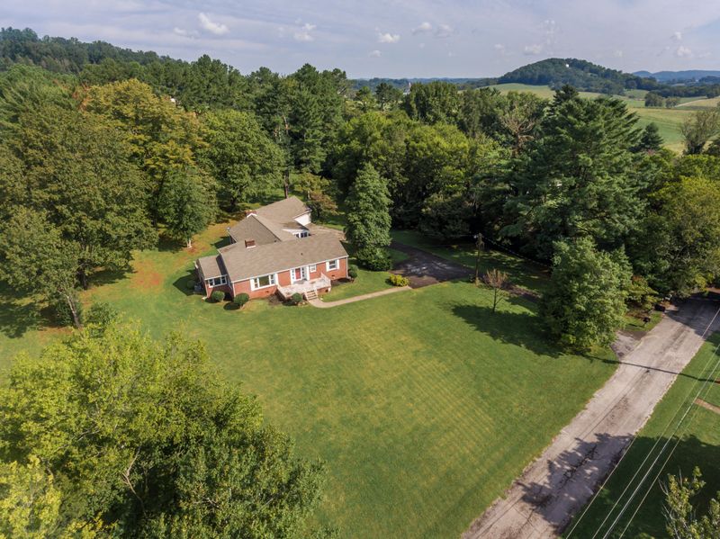 912 Crescent Dr, Alcoa, TN 37701