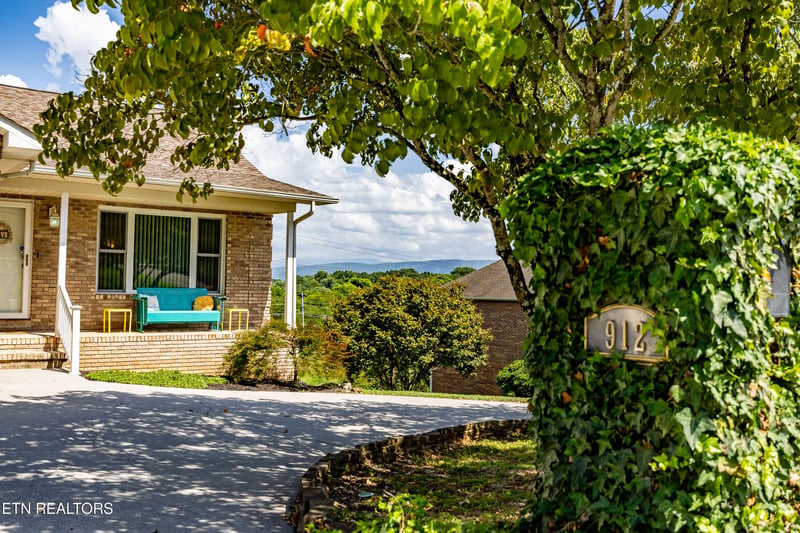 912 Saint Johns Dr, Maryville, TN 37801