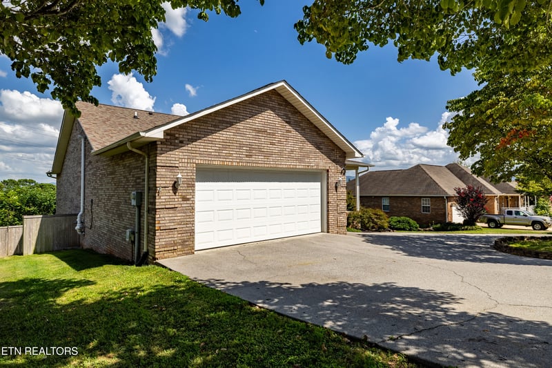912 Saint Johns Dr, Maryville, TN 37801
