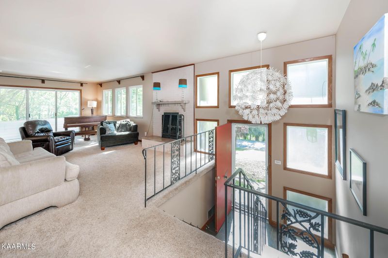 912 W Outer Dr, Oak Ridge, TN 37830