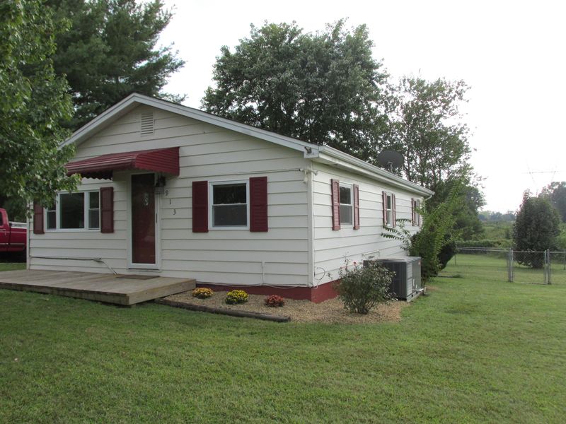 913 Honeysuckle Rd, Maryville, TN 37801