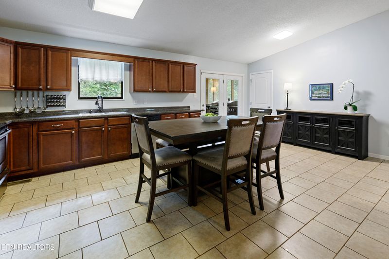 913 Johnson Rd, Maryville, TN 37804
