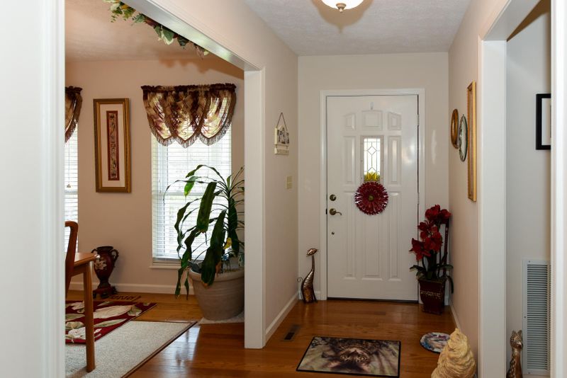 913 Meadow Oaks Dr, Maryville, TN 37803