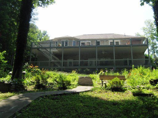 913 Yoakum Hollow Rd, Jacksboro, TN 37757