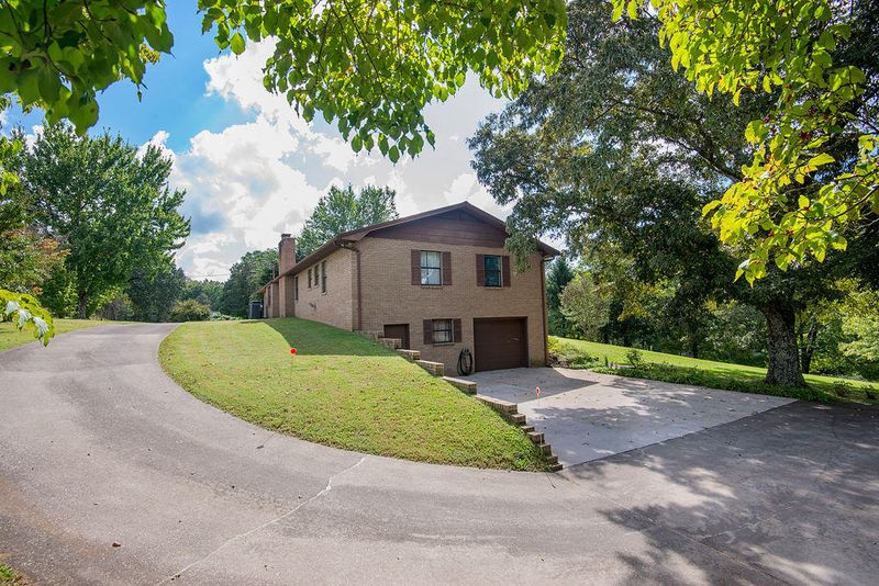 914 Thompson Bridge Rd, Maryville, TN 37801