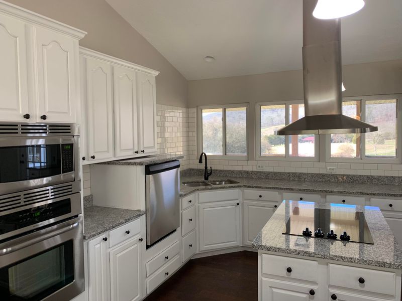 9145 Bright Ln, Powell, TN 37849