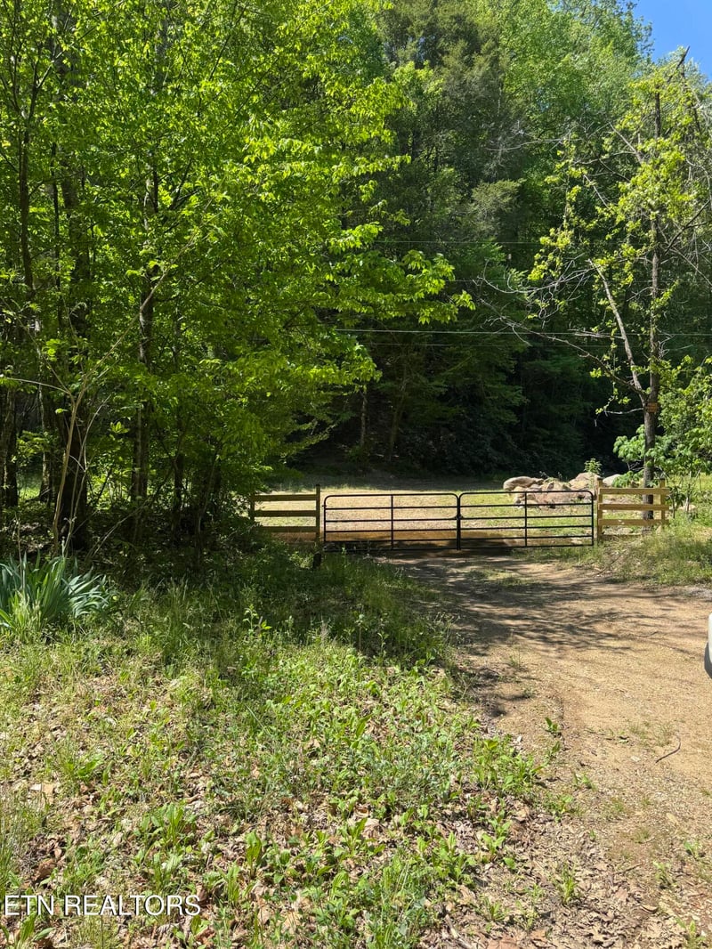 915 Chestnut Valley Rd, Vonore, TN 37885