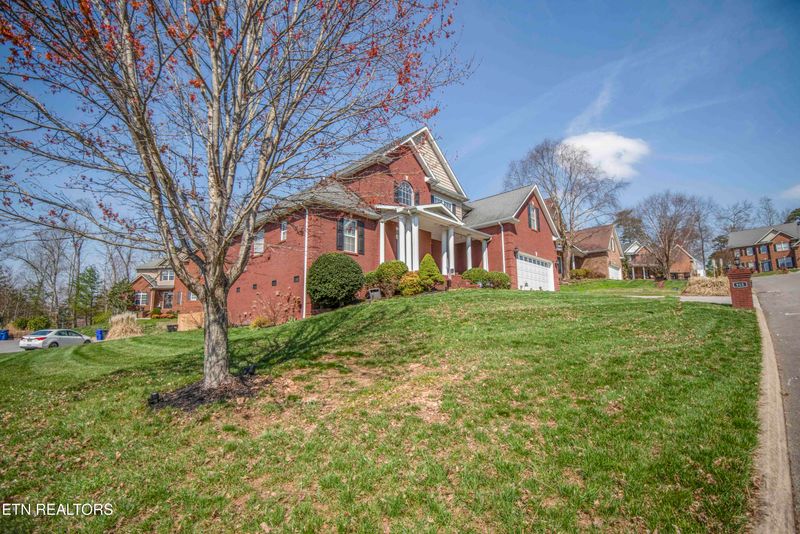 915 Crown Ridge Ln, Powell, TN 37849