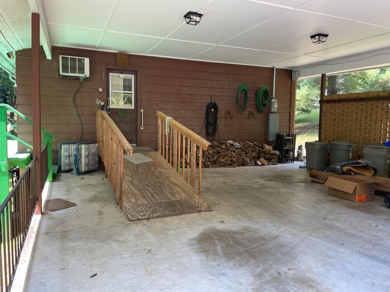 915 W Outer Dr, Oak Ridge, TN 37830