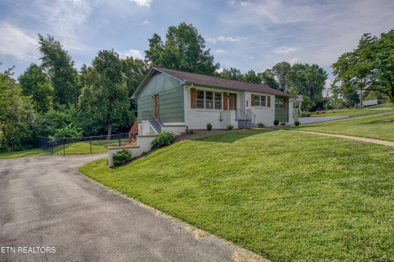 916 Mallory Rd, Knoxville, TN 37919
