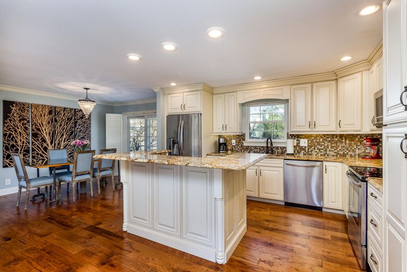 916 Naples Rd, Knoxville, TN 37923