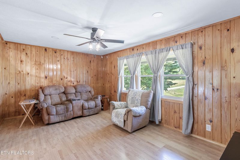 916 Old Deer Lodge Pike, Deer Lodge, TN 37726
