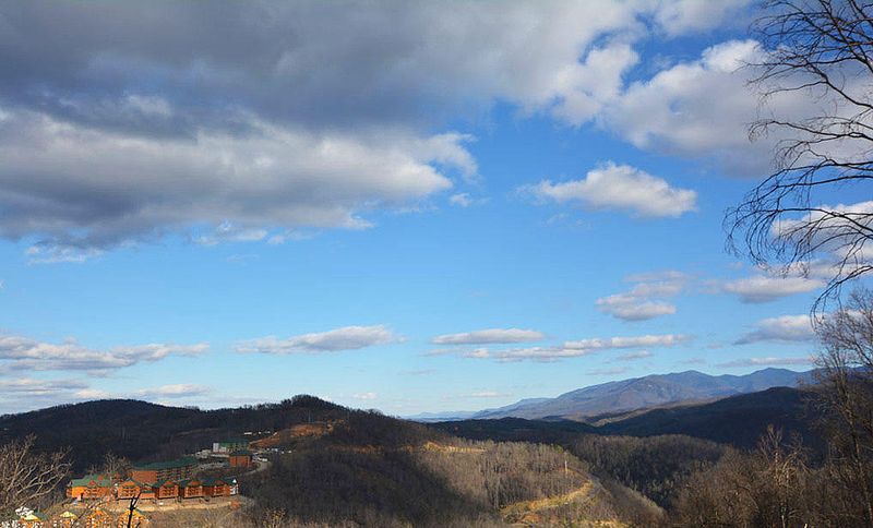 917 Village Loop Rd, Gatlinburg, TN 37738