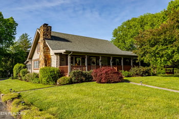 918 Country Ln, Walland, TN 37886