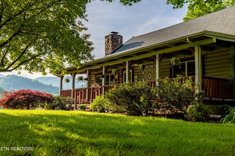 918 Country Ln, Walland, TN 37886