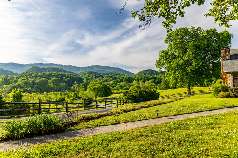 918 Country Ln, Walland, TN 37886