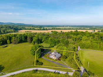 918 Country Ln, Walland, TN 37886