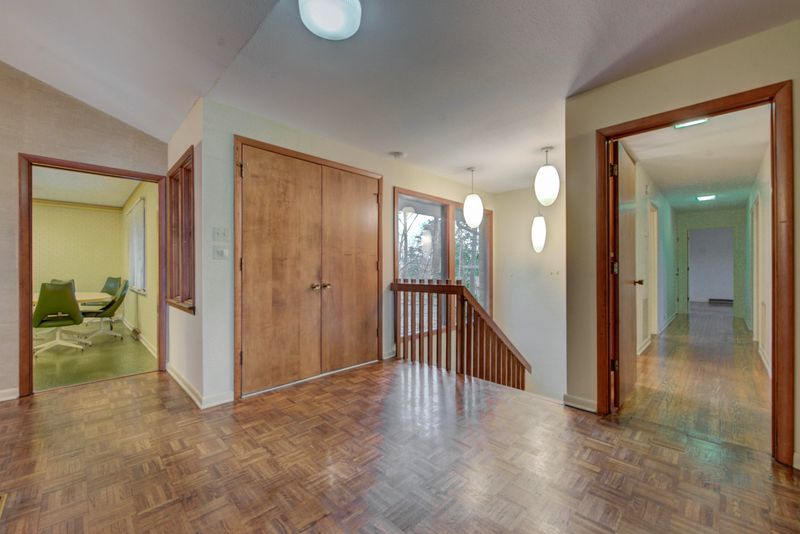 918 W Outer Dr, Oak Ridge, TN 37830
