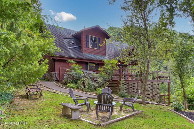 919 Grey Fox Tr, Gatlinburg, TN 37738
