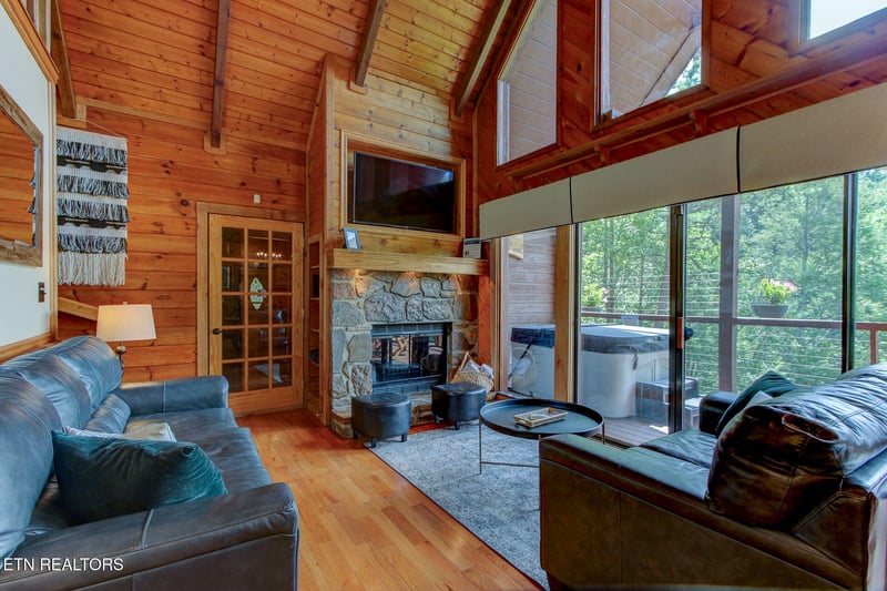 919 Grey Fox Tr, Gatlinburg, TN 37738