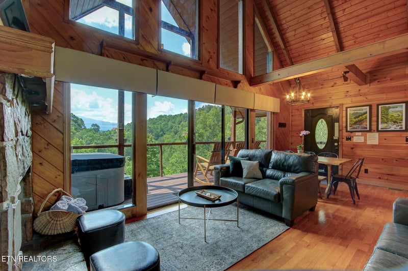 919 Grey Fox Tr, Gatlinburg, TN 37738