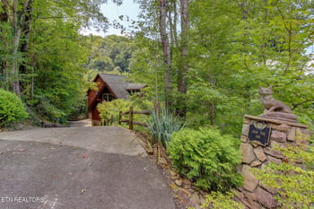 919 Grey Fox Tr, Gatlinburg, TN 37738