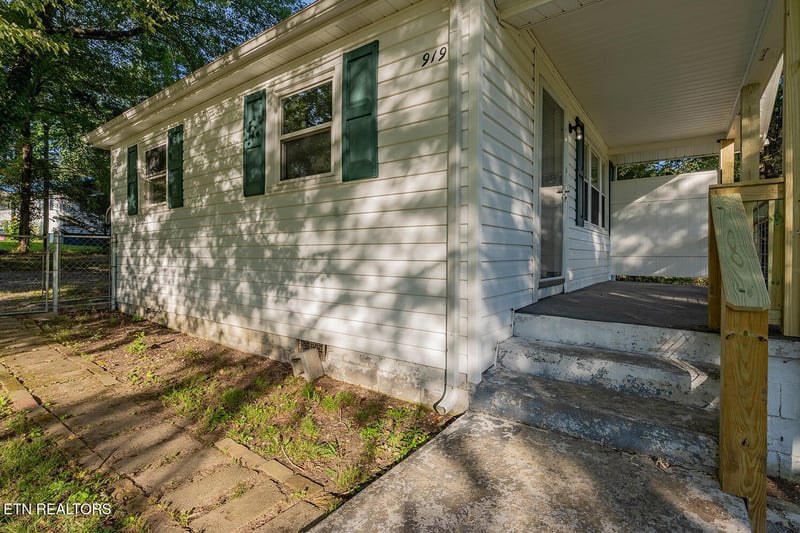 919 Kentucky St, Oliver Springs, TN 37840