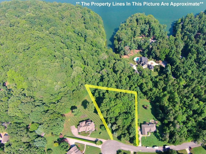 920 Point Harbor Dr, Lenoir City, TN 37772