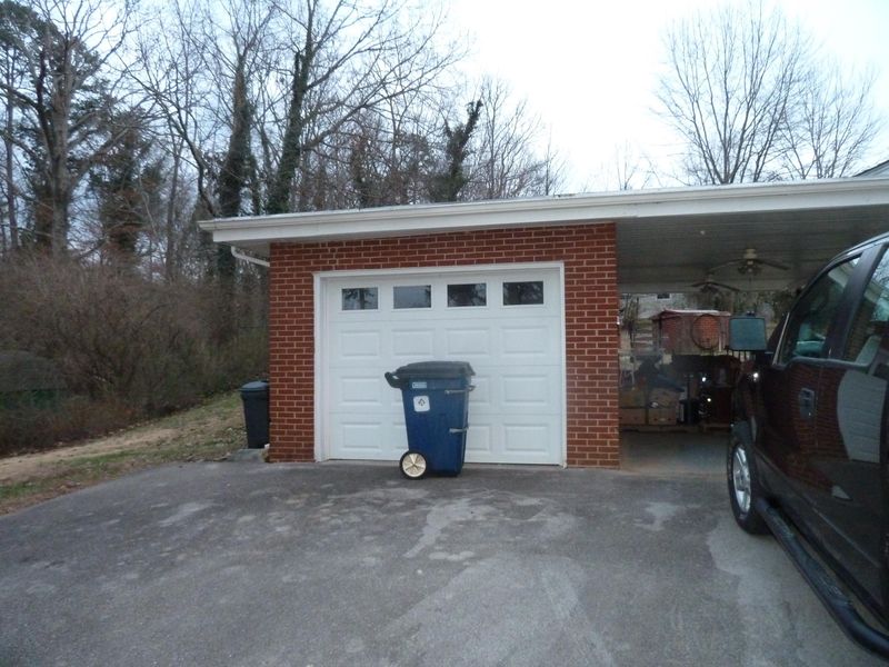 9208 Burchfield Dr, Oak Ridge, TN 37830